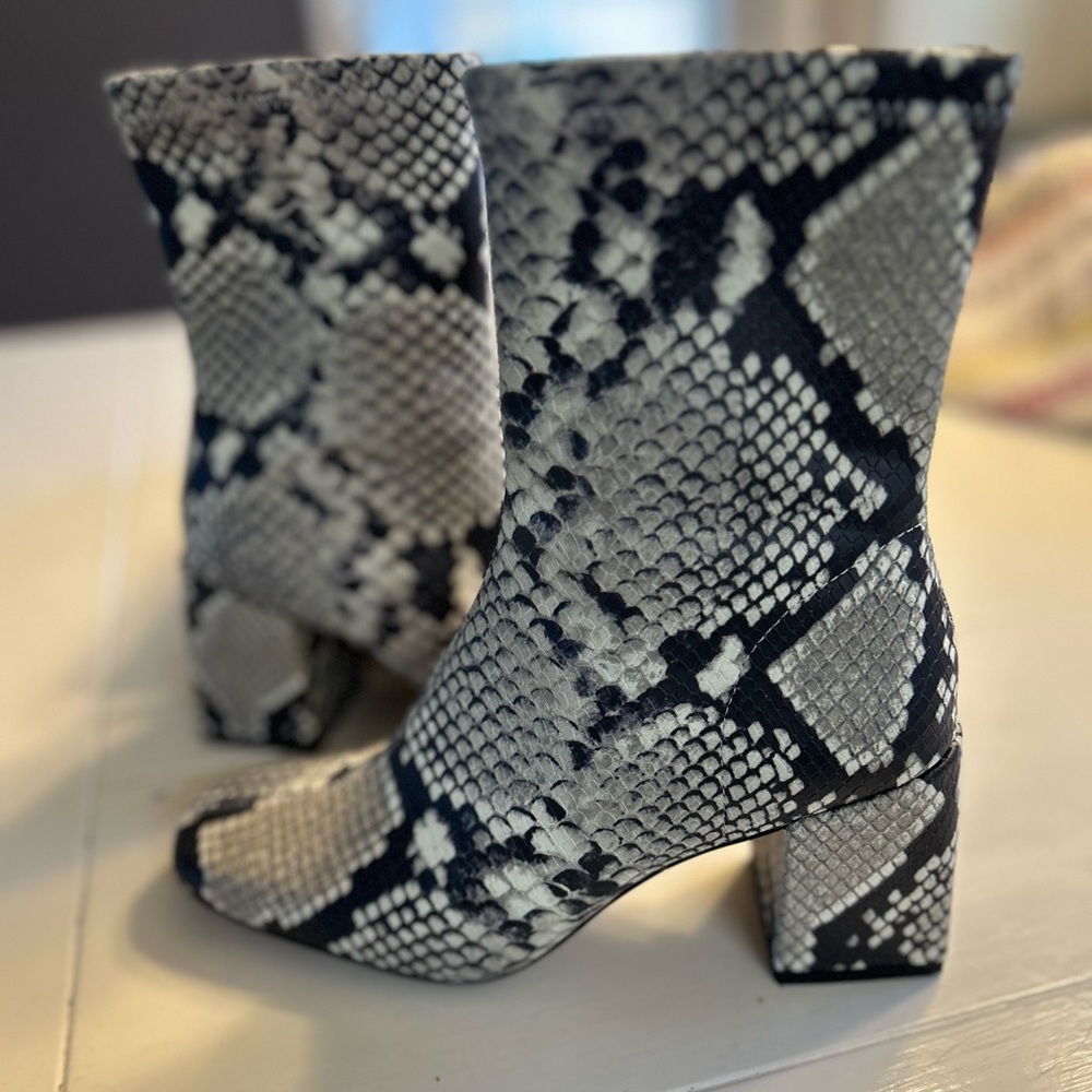 Silent D boots